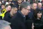 VUČIĆ RAZGOVARA SA GRAĐANIMA! Veliki broj ljudi ga dočekao u Božićnom seocetu i uzvikuje: "Najbolji ste predsedniče!" (VIDEO)