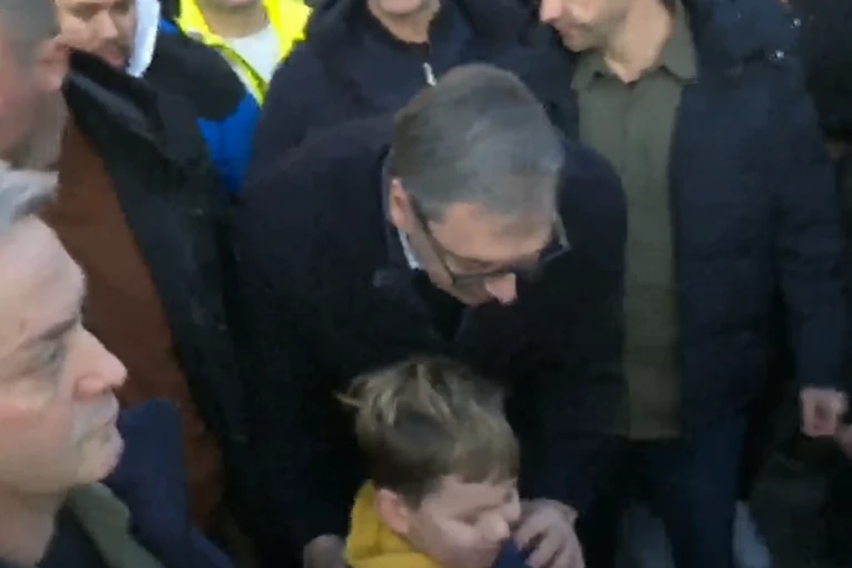 PREDSEDNIK SA GRAĐANIMA! Vučić na novogodišnjem bazaru ispred Skupštine, građani uzvikuju: "Najbolji ste predsedniče!" (VIDEO)