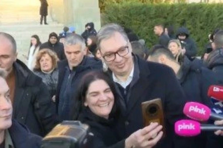 VUČIĆ RAZGOVARA SA GRAĐANIMA! Veliki broj ljudi ga dočekao u Božićnom seocetu i uzvikuje: "Najbolji ste predsedniče!" (VIDEO)