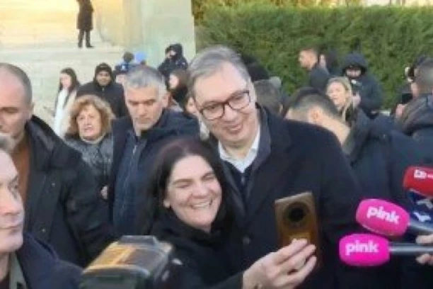 VUČIĆ RAZGOVARA SA GRAĐANIMA! Veliki broj ljudi ga dočekao u Božićnom seocetu i uzvikuje: "Najbolji ste predsedniče!" (VIDEO)