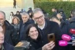 VUČIĆ RAZGOVARA SA GRAĐANIMA! Veliki broj ljudi ga dočekao u Božićnom seocetu i uzvikuje: "Najbolji ste predsedniče!" (VIDEO)
