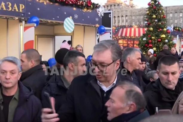 VUČIĆ RAZGOVARA SA GRAĐANIMA! Veliki broj ljudi ga dočekao u Božićnom seocetu i uzvikuje: "Najbolji ste predsedniče!" (VIDEO)