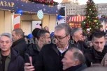 VUČIĆ RAZGOVARA SA GRAĐANIMA! Veliki broj ljudi ga dočekao u Božićnom seocetu i uzvikuje: "Najbolji ste predsedniče!" (VIDEO)