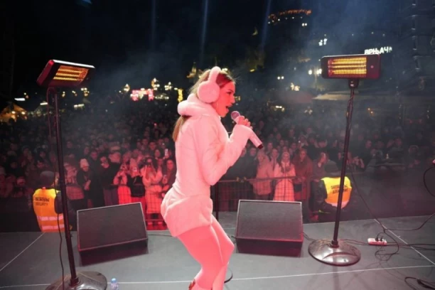 SPEKTAKULARAN DOČEK NA TRGU U VRNJAČKOJ BANJI