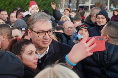 "GRAĐANI MOGU DA BUDU MIRNI" - VUČIĆ SA NARODOM U BOŽIĆNOM SEOCETU: Predsednik se slikao i razgovarao sa građanima, govorio i o NIS-u i predstojećim izborima! (VIDEO)