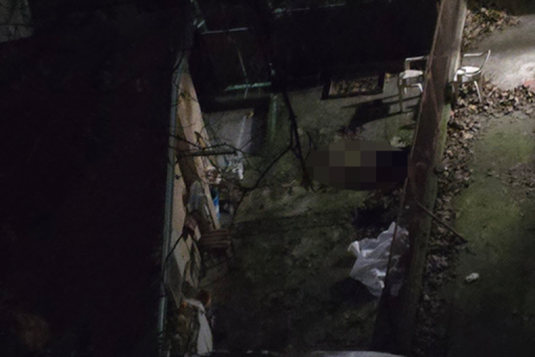 Muškarac skočio sa zgrade