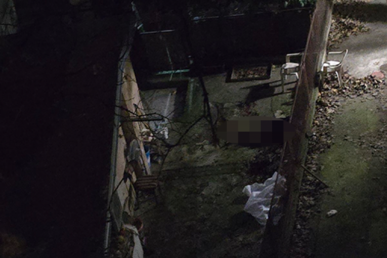 Muškarac skočio sa zgrade