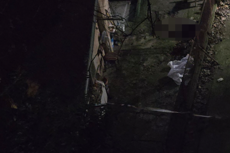 Muškarac skočio sa zgrade