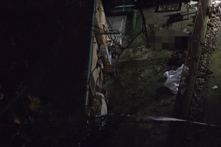 Muškarac skočio sa zgrade