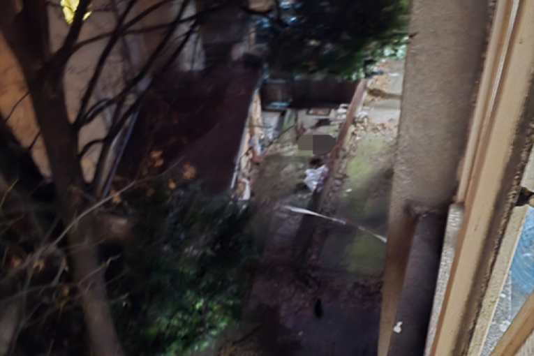 Muškarac skočio sa zgrade