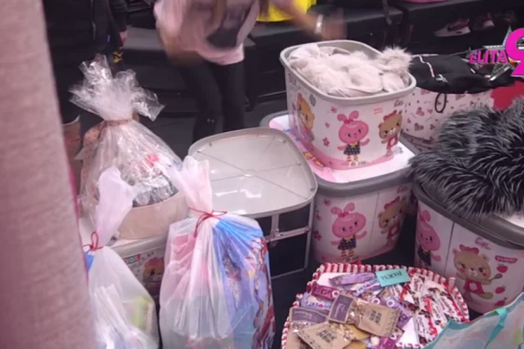 Pokloni za Aneli i Asmina