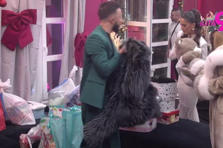 Pokloni za Aneli i Asmina