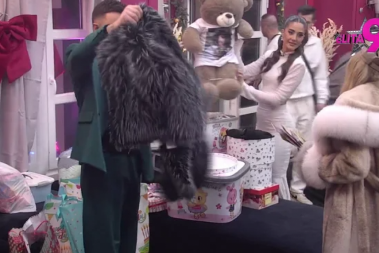 Pokloni za Aneli i Asmina