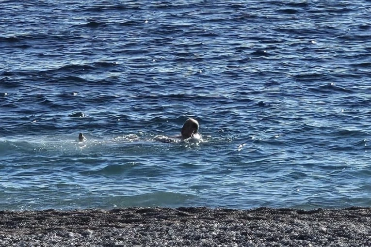 LJUDI TRLJALI OČI! Neverovatan prizor 1. januara u moru - da li najbolja novogodišnja fotografija stiže iz Crne Gore? (FOTO)