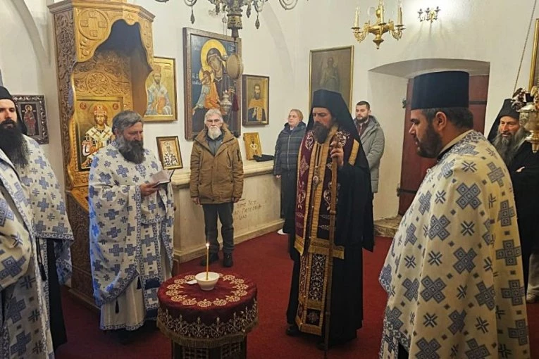 DA SE NIKADA NE ZABORAVI: Vladika Pajsije služio godišnji pomen žrtvama velike tragedije koja je novogodišnju noć na Cetinju pretvorila u noć bola