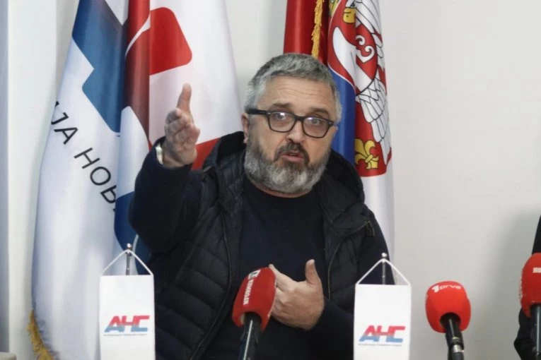 JEZIVE PRETNJE VUČIĆEVIĆU DOK JE VODIO KOLEGIJUM: Uredniku Informera stigla poruka dok je pričao o Bojoviću! (FOTO)