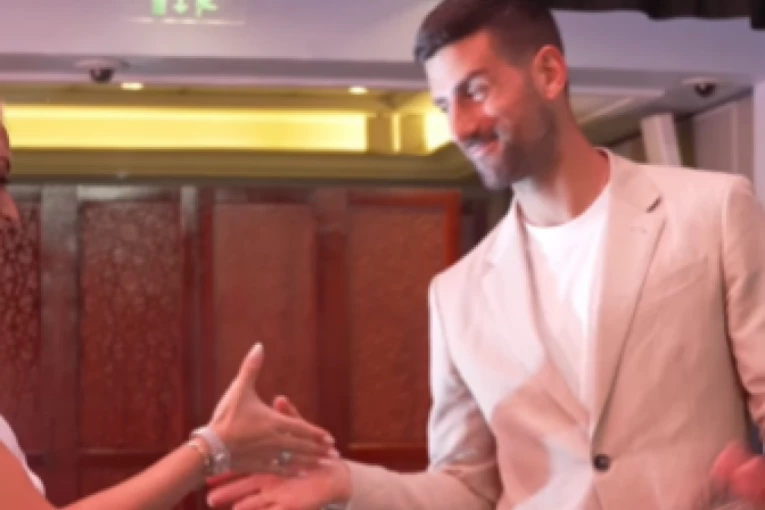 NOVAK ĐOKOVIĆ U DRUŠTVU LEPOTICE: Pojavio joj se iza leđa i počeo da je uči! (VIDEO)