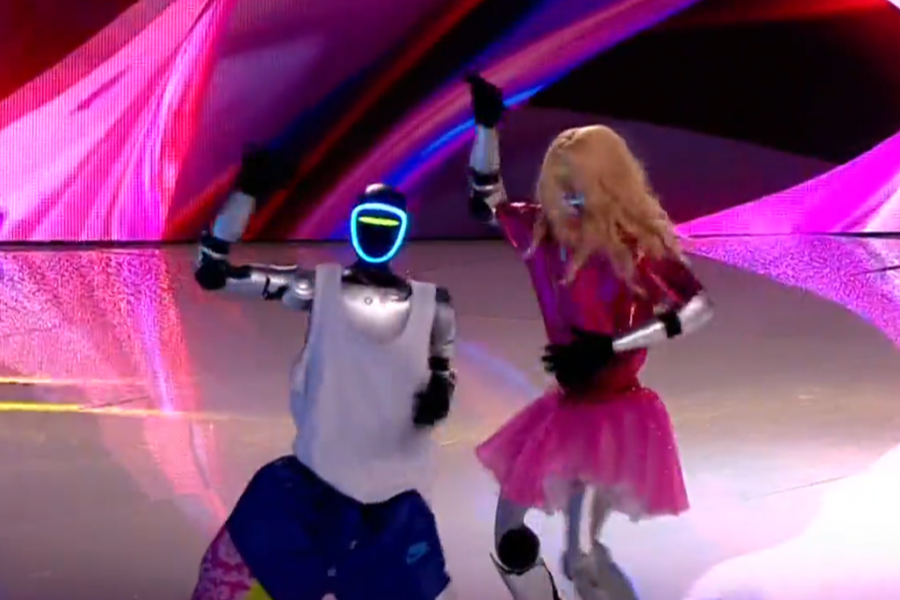 KARAMBOL NA POČETKU "ELITOVIZIJE": Robot Toša našao devojku, pa krenuo da MUVA Dušicu - Biserka mu napravila LJUBOMORNU SCENU! (VIDEO)