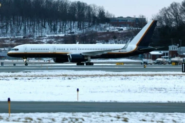 NEVIĐENI INCIDENT NA AERODROMU: Muškarac se popeo na avion i počeo da vrišti! (VIDEO)