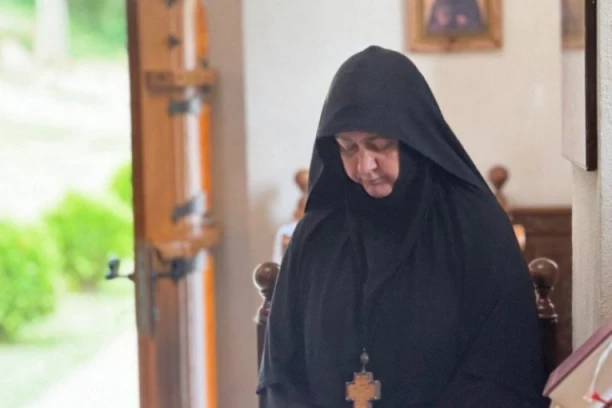 DEVOJČICA KOJOJ LEKARI NISU DAVALI ŠANSE, ISCELILA SE U MANASTIRU BRNJAK: Igumanija Stefanida svedoči o čudima pred ikonom Svetog Pantelejmona