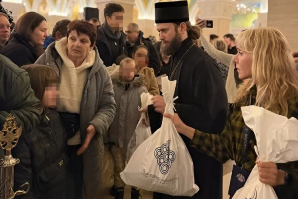 “AKO NE BUDEMO KAO DECA - NEĆEMO VIDETI CARSTVA BOŽJEG”: Vladika Petar deci podelio božićne paketiće koje nikad neće zaboraviti