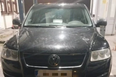 SRBIN U BESNOM AUTOMOBILU POKUŠAO DA UĐE U CRNU GORU! Dao dokumenta, policija mu odmah oduzela vozilo! OVO JE RAZLOG!