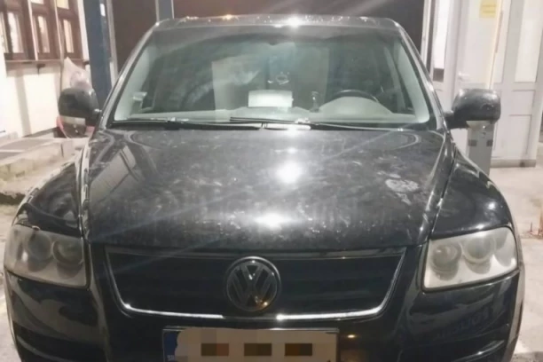 SRBIN U BESNOM AUTOMOBILU POKUŠAO DA UĐE U CRNU GORU! Dao dokumenta, policija mu odmah oduzela vozilo! OVO JE RAZLOG!