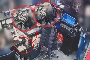 POGLEDAJTE SNIMAK NEVEROVATNE PLJAČKE NA PALILULI! Razbojnik upao u kladionicu i oteo sav novac! Niko nije smeo da reaguje! (VIDEO)