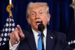 TRAMP PROGOVORIO O SVEDOČENJU KLINTONOVIH U SLUČAJU "EPSTAJN"! Prvi put pohvalno govorio o bivšem predsedniku, pa osuo paljbu: Hteli su i mene da strpaju u zatvor!