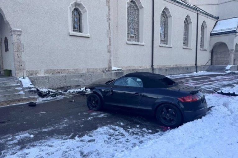 BEŽAO OD POLICIJE, PA SE AUTOMOBILOM ZAKUCAO U CRKVU: Vernici u šoku – policija traga za svedocima