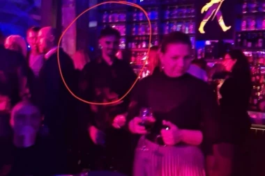 BOJOVIĆ, PROREKTOR-BLOKADER, POD ZAŠTITOM DOLOVČEVE I NENADIĆA, U NOĆNOM PROVODU SLAVI SA MOMCIMA! Isplivale fotografije i video-snimak