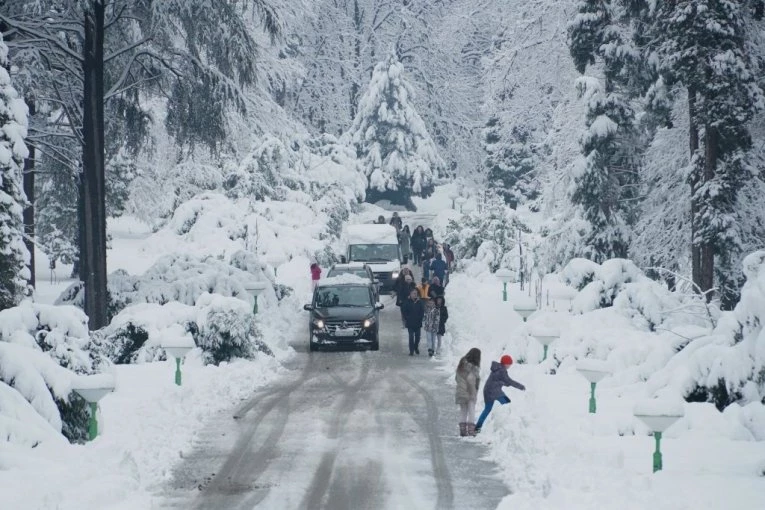 ZIMSKA APOKALIPSA! Sneg u ovom delu Rusije napadao DO ČETVRTOG SPRATA ZGRADE, sve je zavejano - POTPUNI HAOS! (VIDEO)