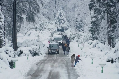 ZIMSKA APOKALIPSA! Sneg u ovom delu Rusije napadao DO ČETVRTOG SPRATA ZGRADE, sve je zavejano - POTPUNI HAOS! (VIDEO)
