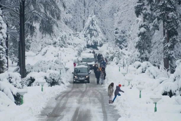 ZIMSKA APOKALIPSA! Sneg u ovom delu Rusije napadao DO ČETVRTOG SPRATA ZGRADE, sve je zavejano - POTPUNI HAOS! (VIDEO)