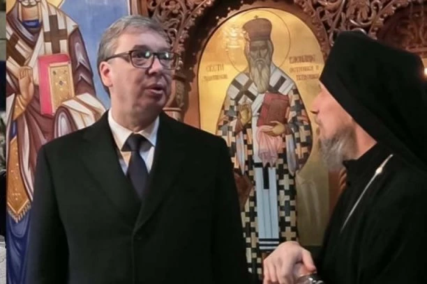 "POMOLIO SAM SE SVETOM VASILIJU DA POMOGNE SRPSKOM NARODU DA SAČUVAMO MIR I OBRAZ" Predsednik Vučić obišao selo Mrkonjići (VIDEO)