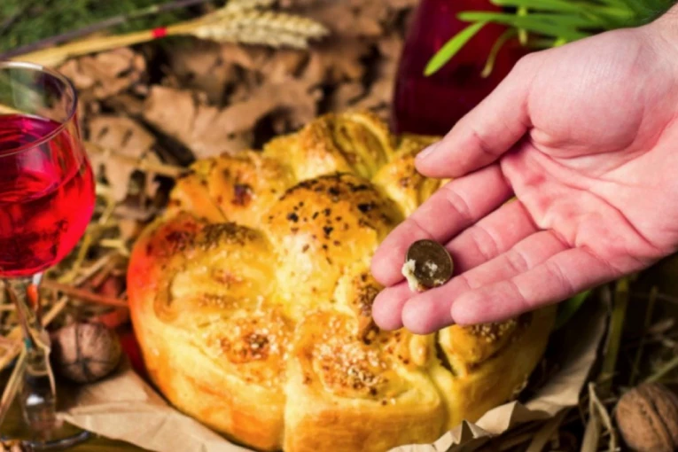 KAD I ZAŠTO SE PRAVI BOŽIĆNA ČESNICA I NA KOLIKO DELOVA SE LOMI: Sveštenik objasnio i da li se priprema sa ili bez kvasca