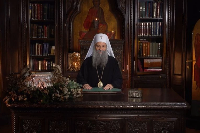 SRBIJA SE SUOČAVA SA TEŠKIM PODELAMA I RAZNIM ISKUŠENJIMA, ALI – NE BOJTE SE: Poručuje patrijarh Porfirije u Božićnoj poslanici