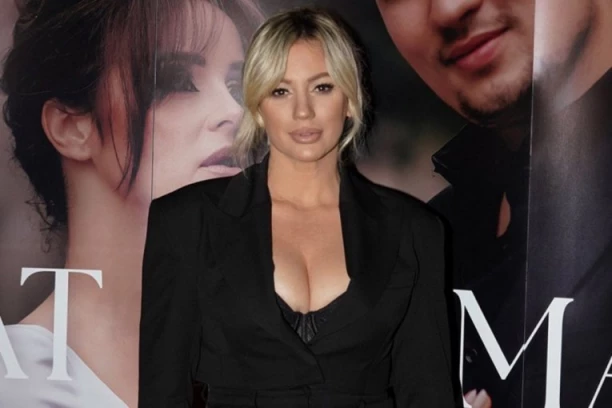 ANA KOKIĆ u prazničnom izdanju koje ostavlja bez daha: Dubok šlic i bujni dekolte mame sve poglede! (FOTO)