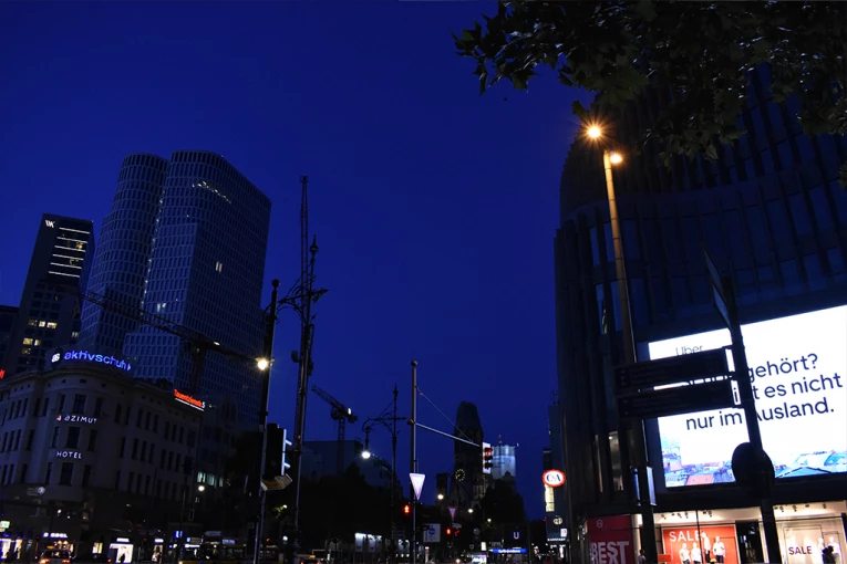 BERLIN U MRAKU I LEDU, VOJSKA NA ULICAMA! Hiljade ljudi bez grejanja i vode, ekstremisti podmetnuli požar: "Situacija je kritična!" (FOTO, VIDEO)