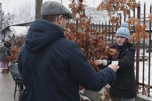 SRBIJA PLAČE ZBOG TRI SESTRE IZ KRUŠEVCA: Majka im umrla u decembru, kuća IZGORELA u maju, a one su danas izašle da prodaju BADNJAKE - "Radimo ovo za njenu ljubav!" (FOTO)