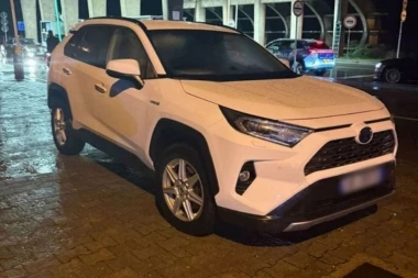 KAMUFLIRAO AUTOMOBIL, PA POKUŠAO DA UĐE U CRNU GORU! Granična policija na prelazu zaustavila muškarca u tojoti koju traže Srbija i Švedska! (FOTO)