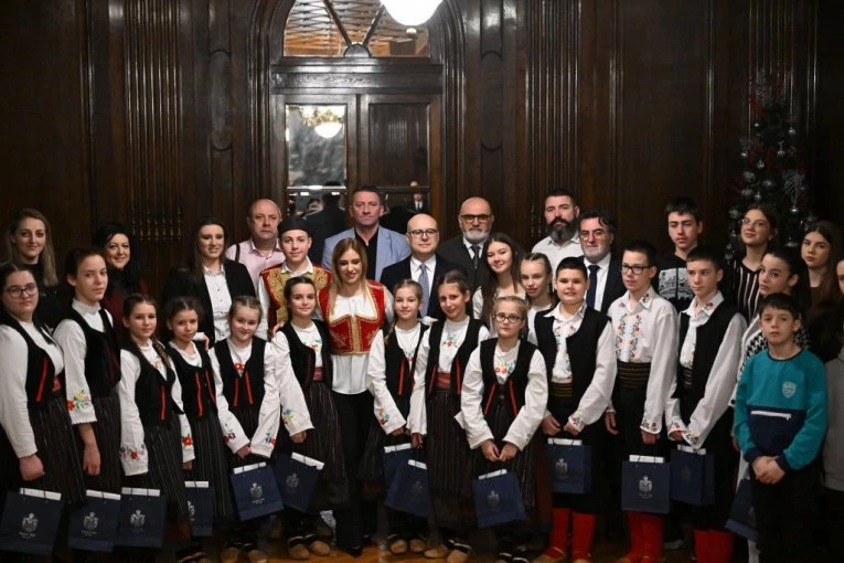 "NEKA NAS RADOST BOŽIĆA OJAČA!" - Miloš Vučević ugostio mališane iz regiona: Čuvajte naš jezik i ćirilicu i gradite budućnost na ljubavi prema korenima! (FOTO)
