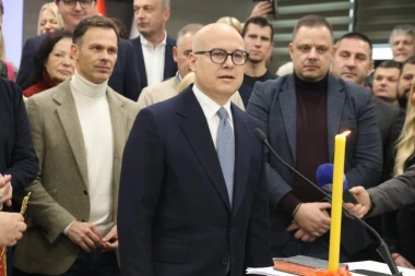 "NEKA NOVO VREME BUDE BOLJE ZA SRPSKI NAROD!" Vučević s naprednjacima proslavlja Badnji dan: Ponosni smo na odbranu Srbije i podršku Aleksandru Vučiću! (FOTO, VIDEO)