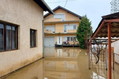DRAMA NA DRINI, VATROGASCI SPASAVALI LJUDE IZ VODENE STIHIJE: Devet osoba bilo zarobljeno u Davidovićima, Srbija pod CRVENIM ALARMOM zbog ledene kiše!
