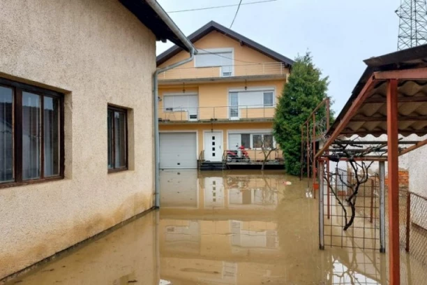 DRAMA NA DRINI, VATROGASCI SPASAVALI LJUDE IZ VODENE STIHIJE: Devet osoba bilo zarobljeno u Davidovićima, Srbija pod CRVENIM ALARMOM zbog ledene kiše!