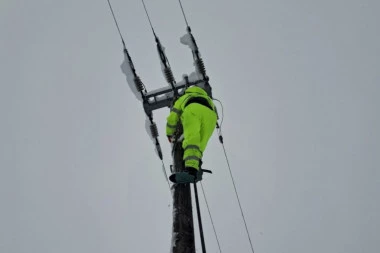 SITUACIJA SA STRUJOM U SRBIJI SE NORMALIZUJE! U Ivanjici i Loznici stabilno snabdevanje, otklanjaju se kvarovi u OVIM mestima!