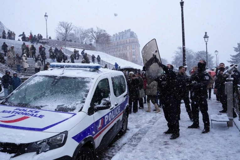 NEVREME ODNELO PET ŽIVOTA, ŽANDARMERIJA NA NOGAMA: Najteži udes u sudaru dva autobusa, automobil se survao u reku - VOZAČU STALO SRCE! (FOTO, VIDEO)
