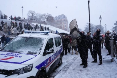 NEVREME ODNELO PET ŽIVOTA, ŽANDARMERIJA NA NOGAMA: Najteži udes u sudaru dva autobusa, automobil se survao u reku - VOZAČU STALO SRCE! (FOTO, VIDEO)