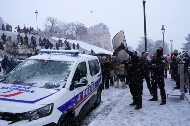 NEVREME ODNELO PET ŽIVOTA, ŽANDARMERIJA NA NOGAMA: Najteži udes u sudaru dva autobusa, automobil se survao u reku - VOZAČU STALO SRCE! (FOTO, VIDEO)