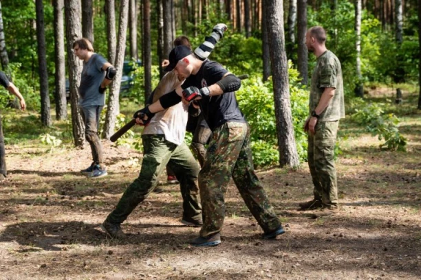 SPREMAJU SE ZA POLITIČKO NASILJE: Krenula regrutacija za "rasni rat", maskirani fanatici se obučavaju u tajnosti!